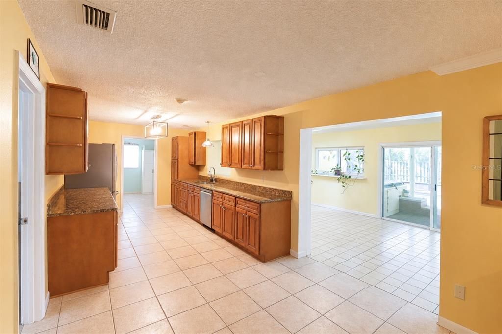 For Sale: $429,000 (3 beds, 3 baths, 2529 Square Feet)