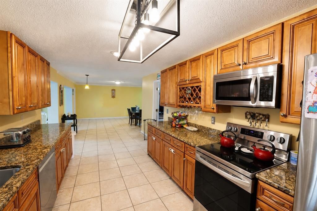 For Sale: $429,000 (3 beds, 3 baths, 2529 Square Feet)
