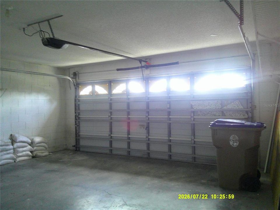 Activo con contrato: $2,350 (4 camas, 2 baños, 2160 Pies cuadrados)