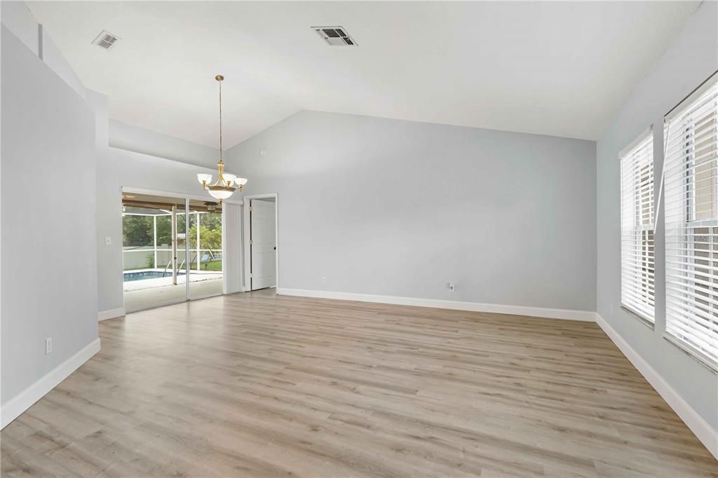 En Venta: $389,900 (4 camas, 3 baños, 2296 Pies cuadrados)