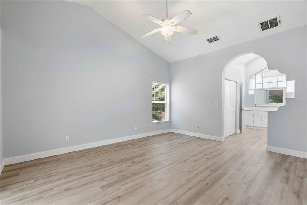 En Venta: $389,900 (4 camas, 3 baños, 2296 Pies cuadrados)