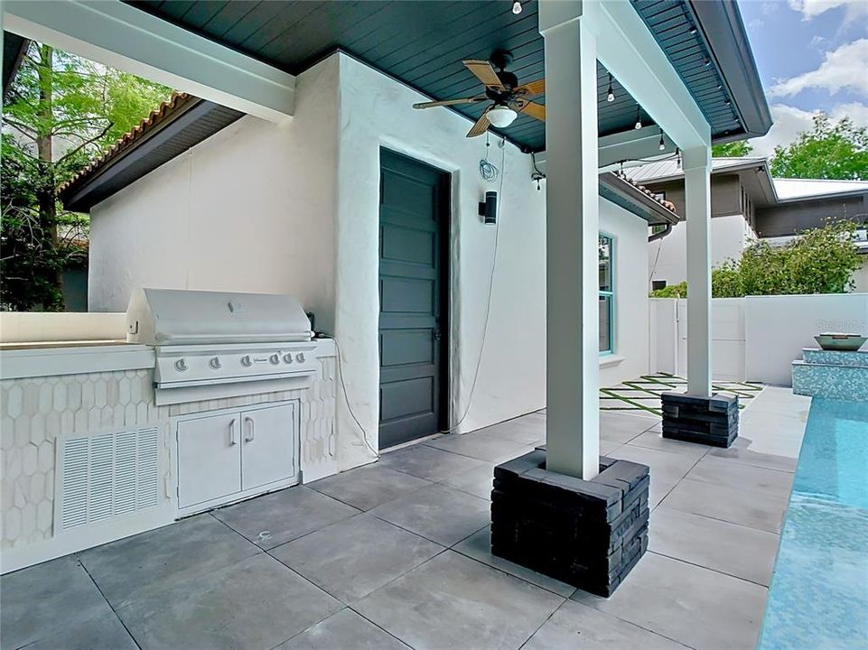 En Venta: $1,894,400 (0.23 acres)