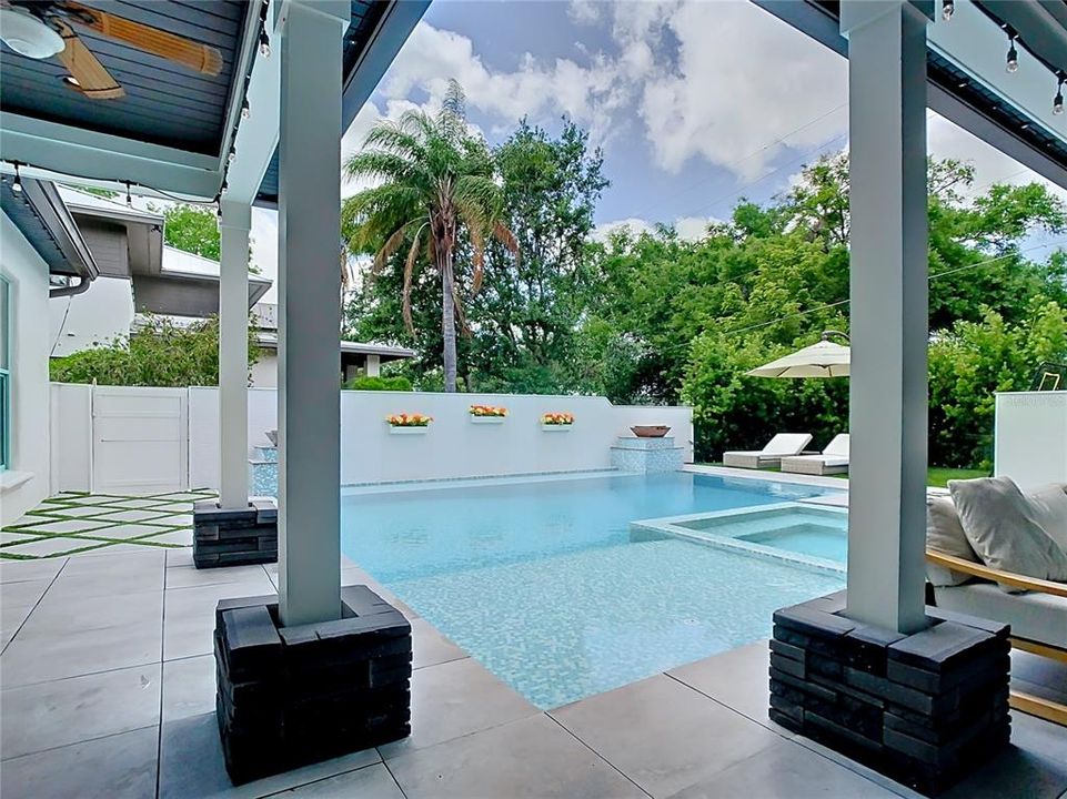 En Venta: $1,894,400 (0.23 acres)