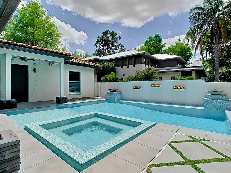 En Venta: $1,894,400 (0.23 acres)