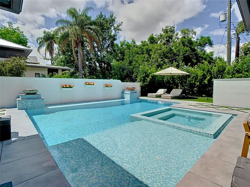 En Venta: $1,894,400 (0.23 acres)