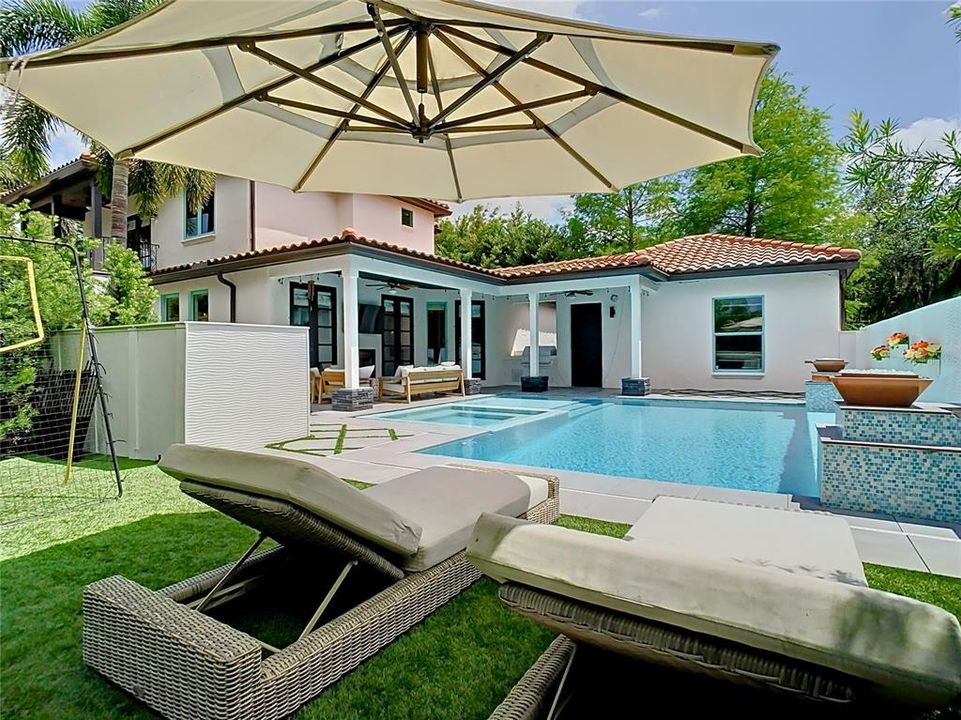 En Venta: $1,894,400 (0.23 acres)