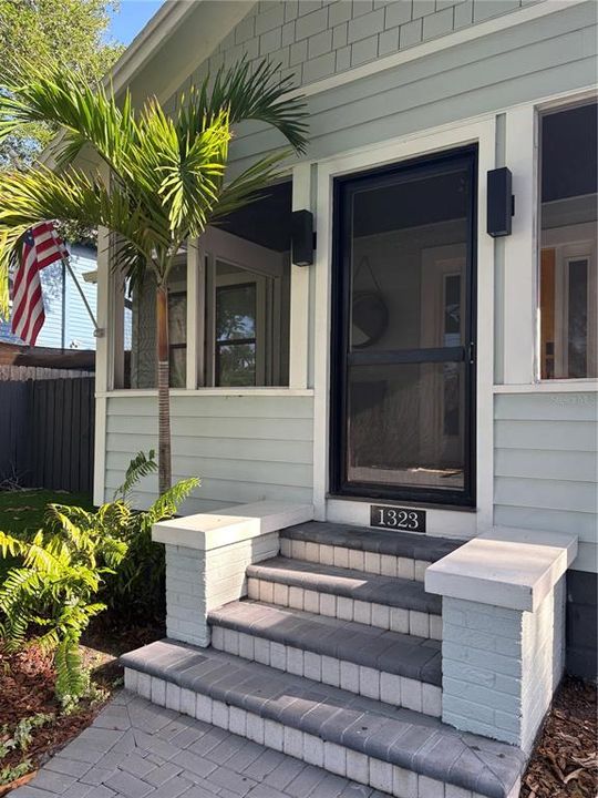 For Rent: $3,400 (2 beds, 1 baths, 832 Square Feet)