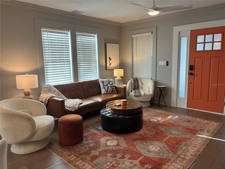 For Rent: $3,400 (2 beds, 1 baths, 832 Square Feet)