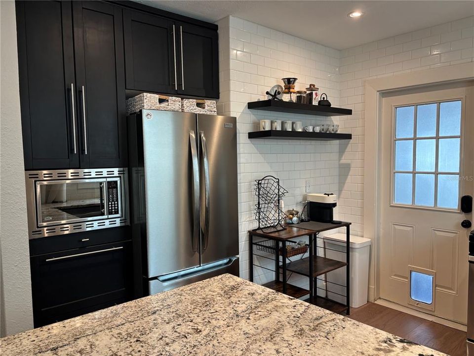 For Rent: $3,400 (2 beds, 1 baths, 832 Square Feet)