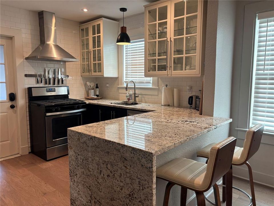 For Rent: $3,400 (2 beds, 1 baths, 832 Square Feet)