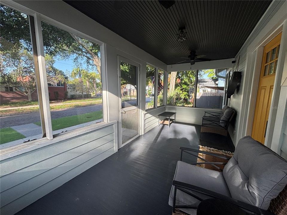 For Rent: $3,400 (2 beds, 1 baths, 832 Square Feet)