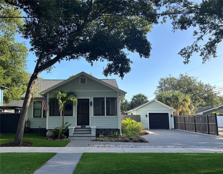For Rent: $3,400 (2 beds, 1 baths, 832 Square Feet)