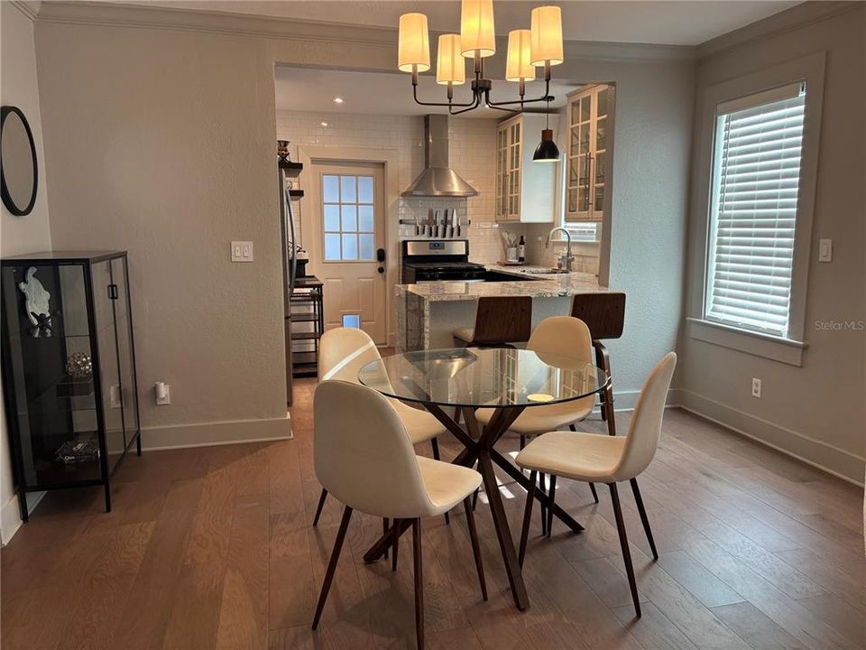For Rent: $3,400 (2 beds, 1 baths, 832 Square Feet)