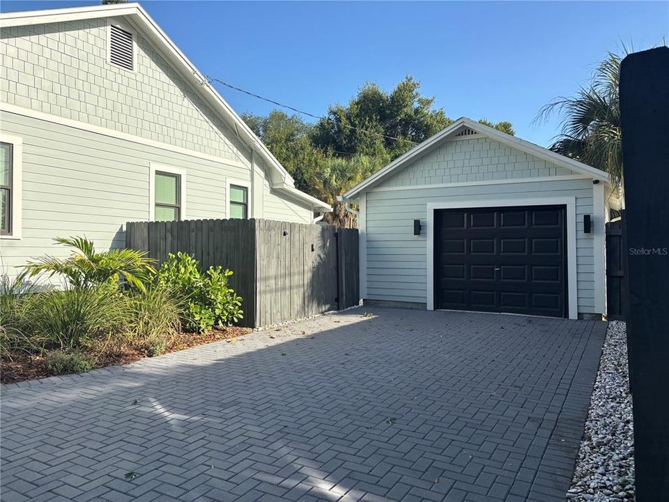 For Rent: $3,400 (2 beds, 1 baths, 832 Square Feet)