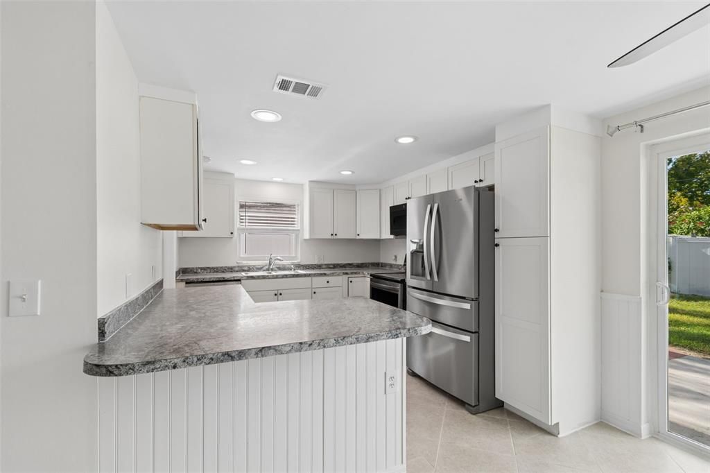 На продажу: $349,999 (3 спален, 1 ванн, 943 Квадратных фут)