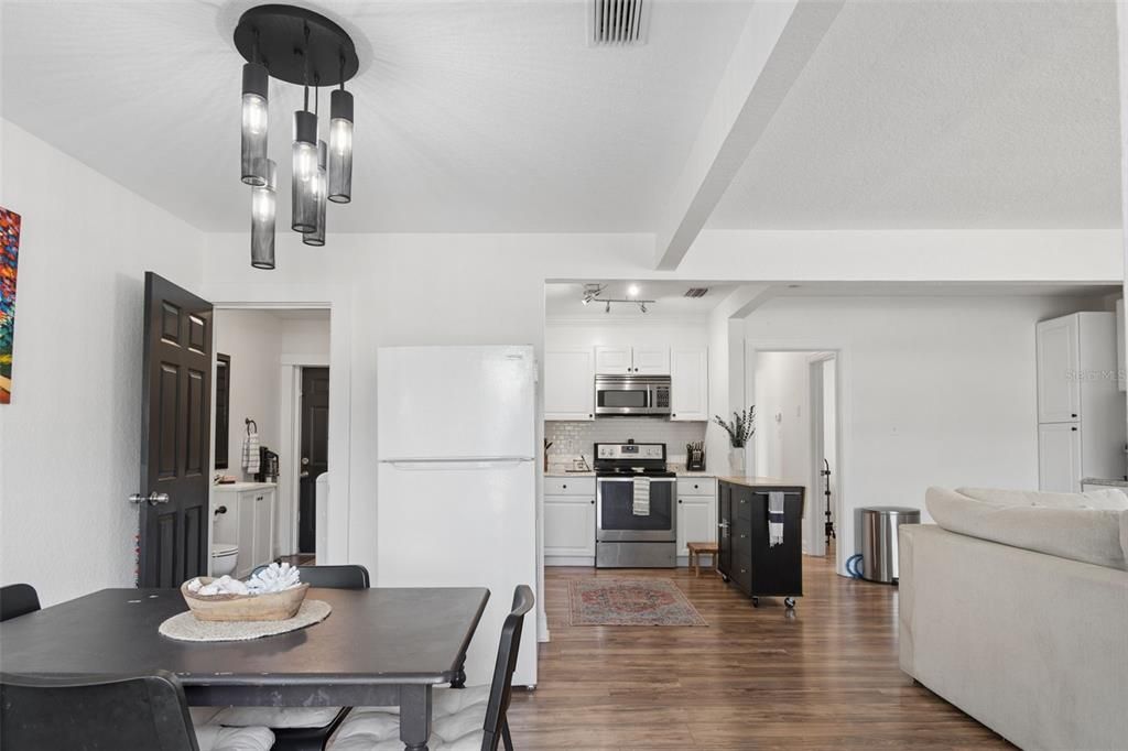 На продажу: $329,900 (3 спален, 1 ванн, 1008 Квадратных фут)