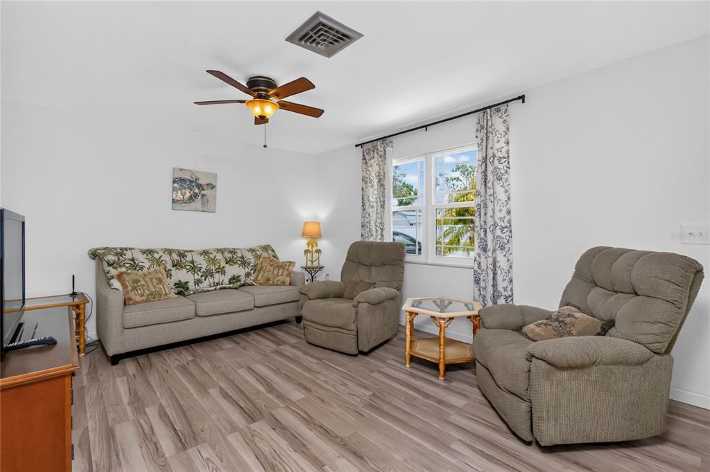 En Venta: $298,000 (2 camas, 1 baños, 936 Pies cuadrados)