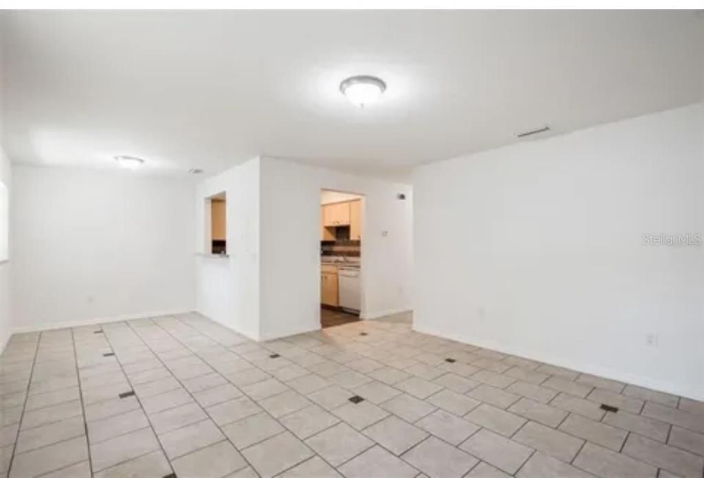 For Rent: $1,350 (2 beds, 1 baths, 907 Square Feet)