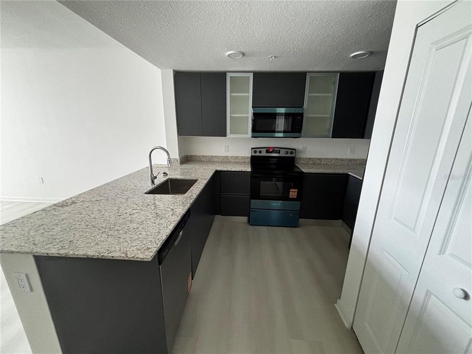 For Rent: $1,350 (1 beds, 1 baths, 750 Square Feet)