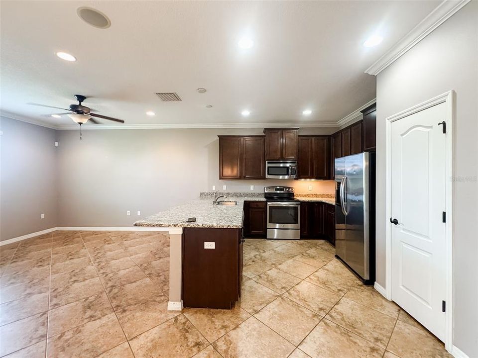 For Rent: $2,100 (3 beds, 2 baths, 1689 Square Feet)