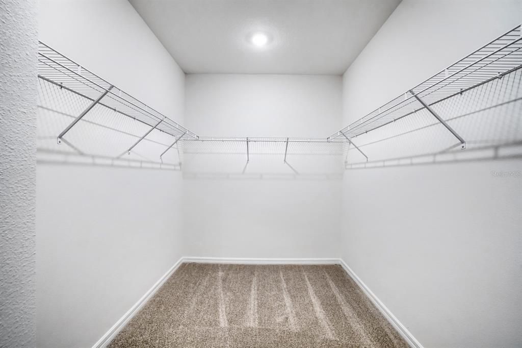 En Venta: $385,000 (4 camas, 3 baños, 1988 Pies cuadrados)