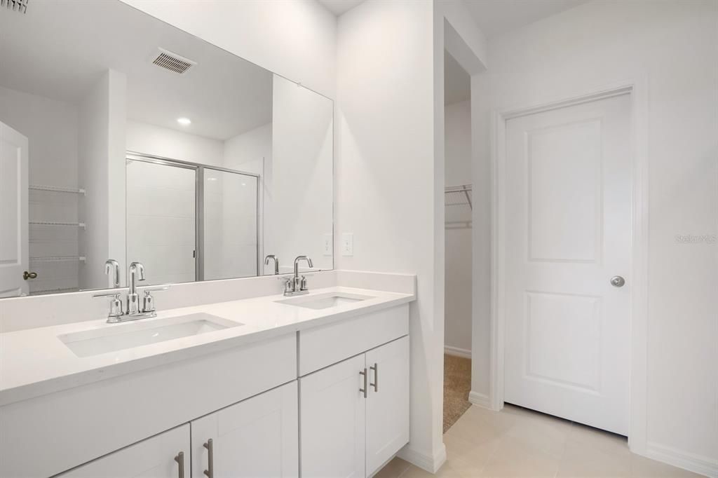 En Venta: $385,000 (4 camas, 3 baños, 1988 Pies cuadrados)