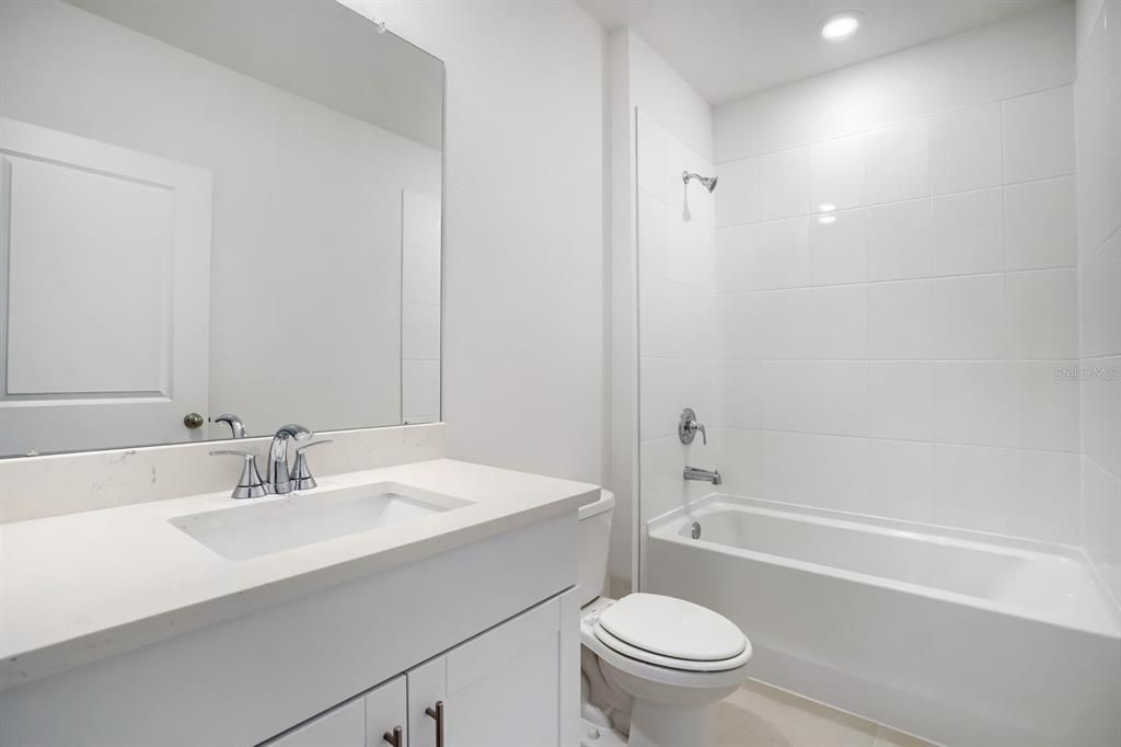 En Venta: $385,000 (4 camas, 3 baños, 1988 Pies cuadrados)