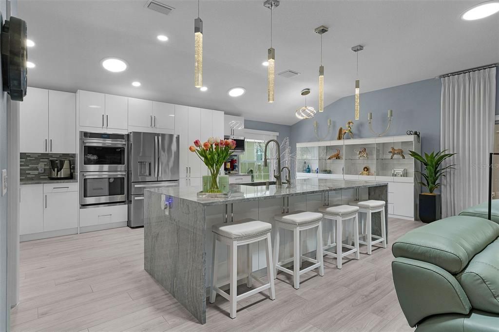 En Venta: $1,299,900 (4 camas, 2 baños, 2521 Pies cuadrados)