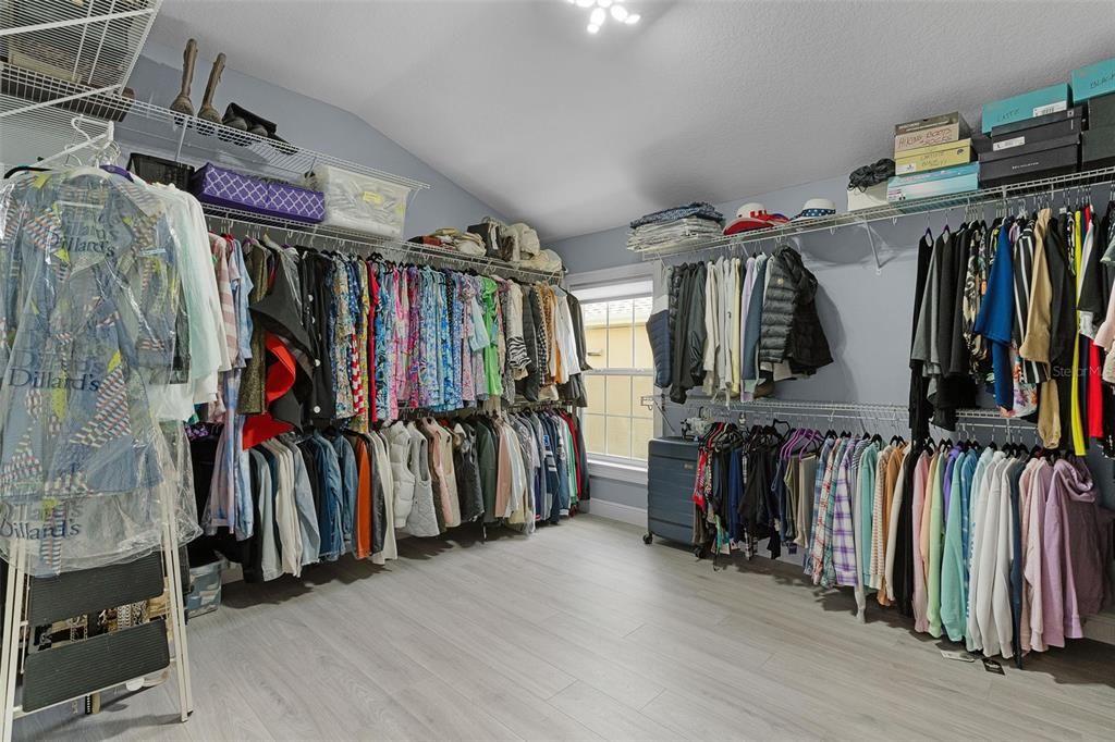 En Venta: $1,299,900 (4 camas, 2 baños, 2521 Pies cuadrados)