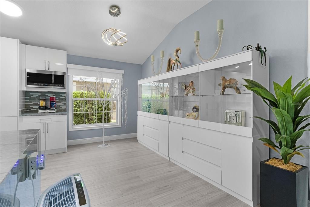 En Venta: $1,299,900 (4 camas, 2 baños, 2521 Pies cuadrados)