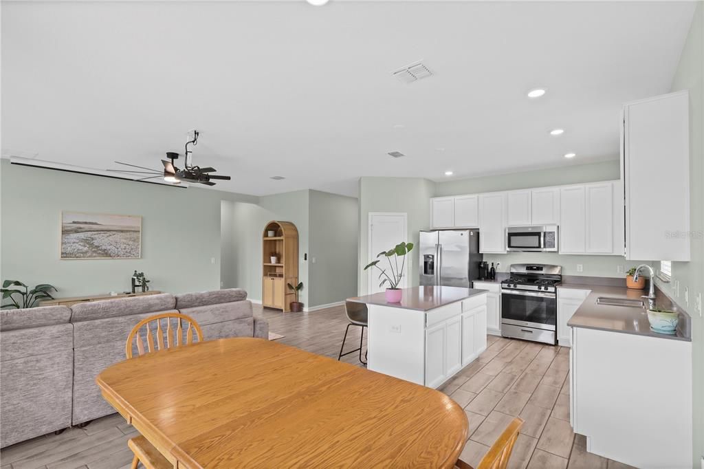 En Venta: $324,900 (4 camas, 2 baños, 1850 Pies cuadrados)