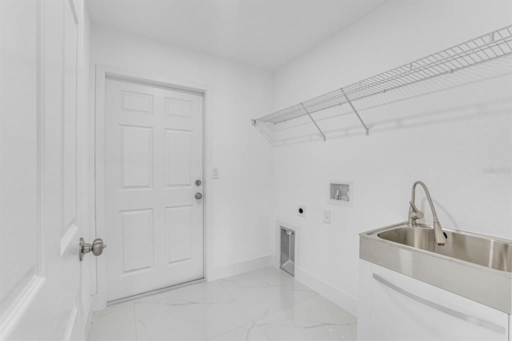 En Venta: $399,000 (4 camas, 2 baños, 2170 Pies cuadrados)