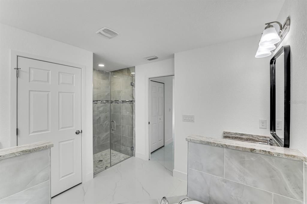 En Venta: $399,000 (4 camas, 2 baños, 2170 Pies cuadrados)