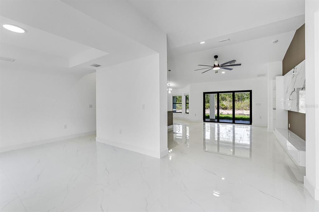 En Venta: $399,000 (4 camas, 2 baños, 2170 Pies cuadrados)