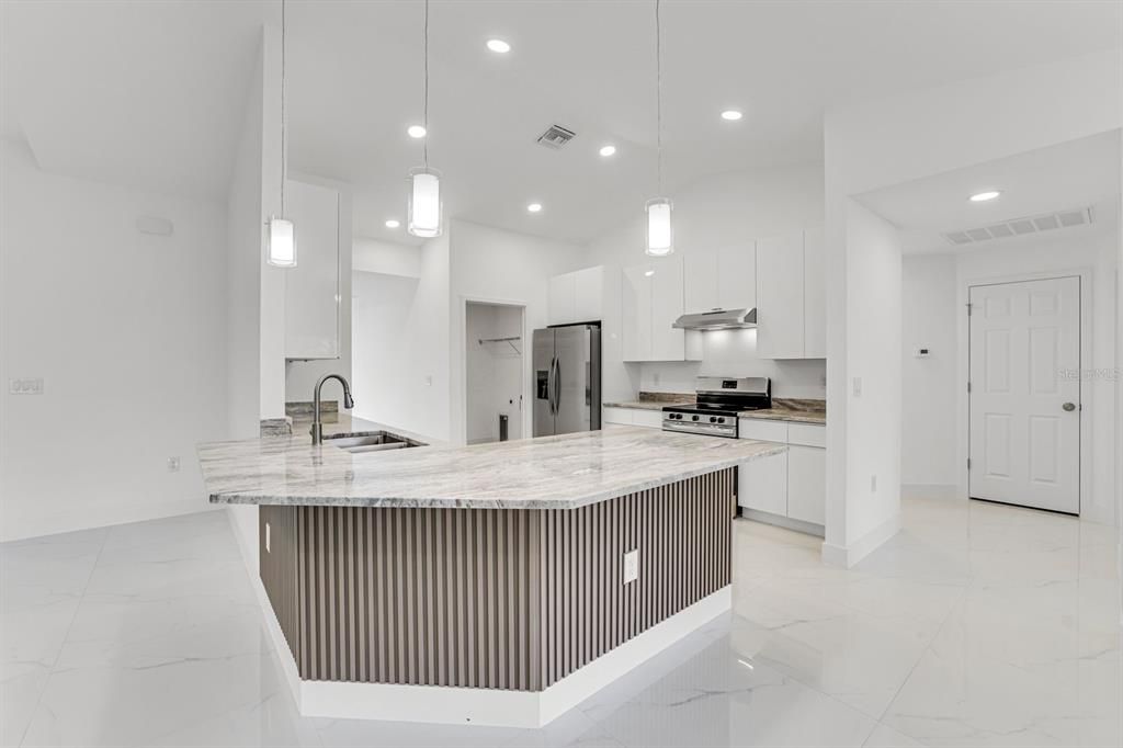 En Venta: $399,000 (4 camas, 2 baños, 2170 Pies cuadrados)