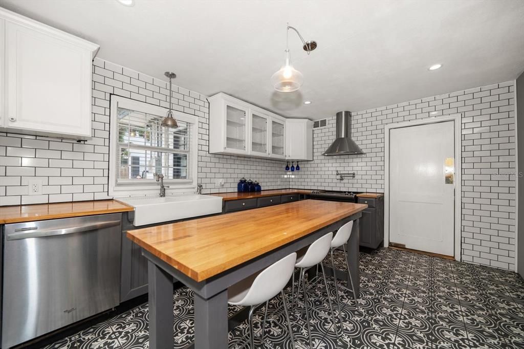 На продажу: $489,000 (5 спален, 2 ванн, 1980 Квадратных фут)