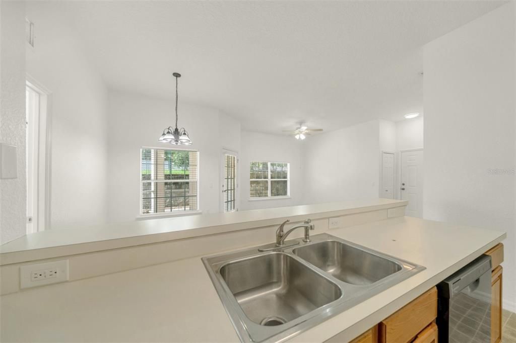 For Sale: $150,000 (2 beds, 2 baths, 1034 Square Feet)
