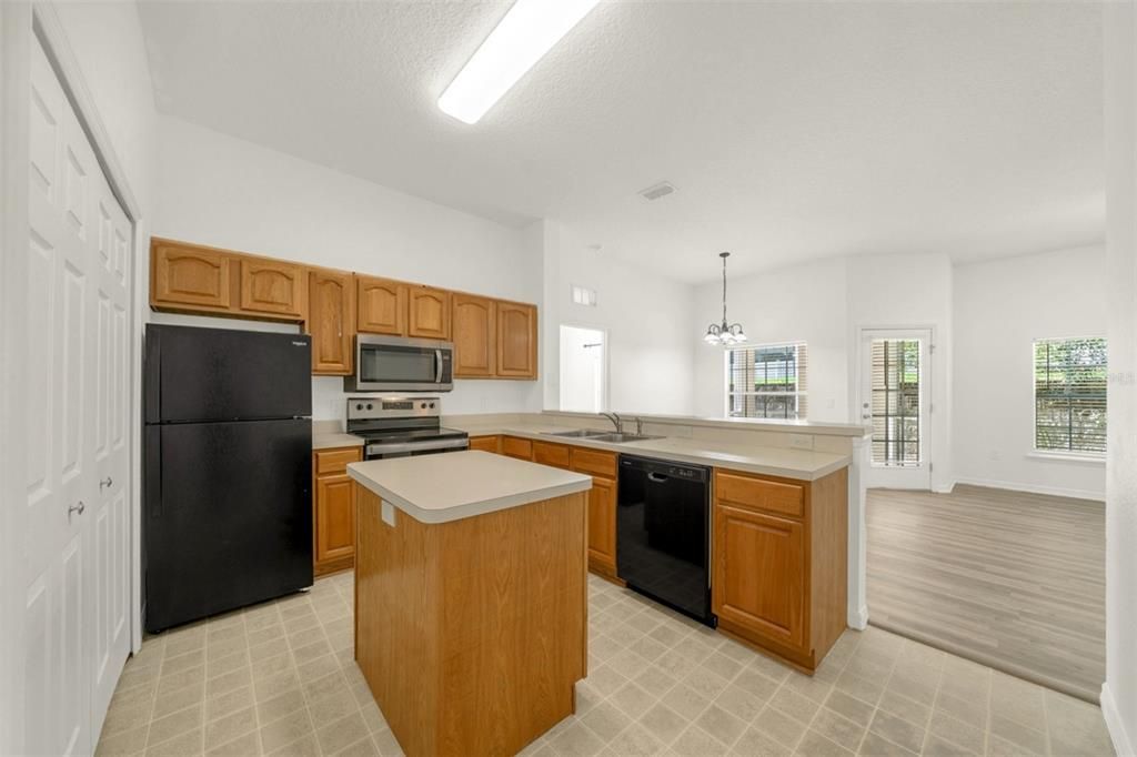 For Sale: $150,000 (2 beds, 2 baths, 1034 Square Feet)