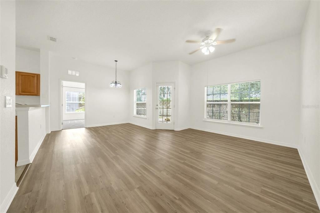 For Sale: $150,000 (2 beds, 2 baths, 1034 Square Feet)