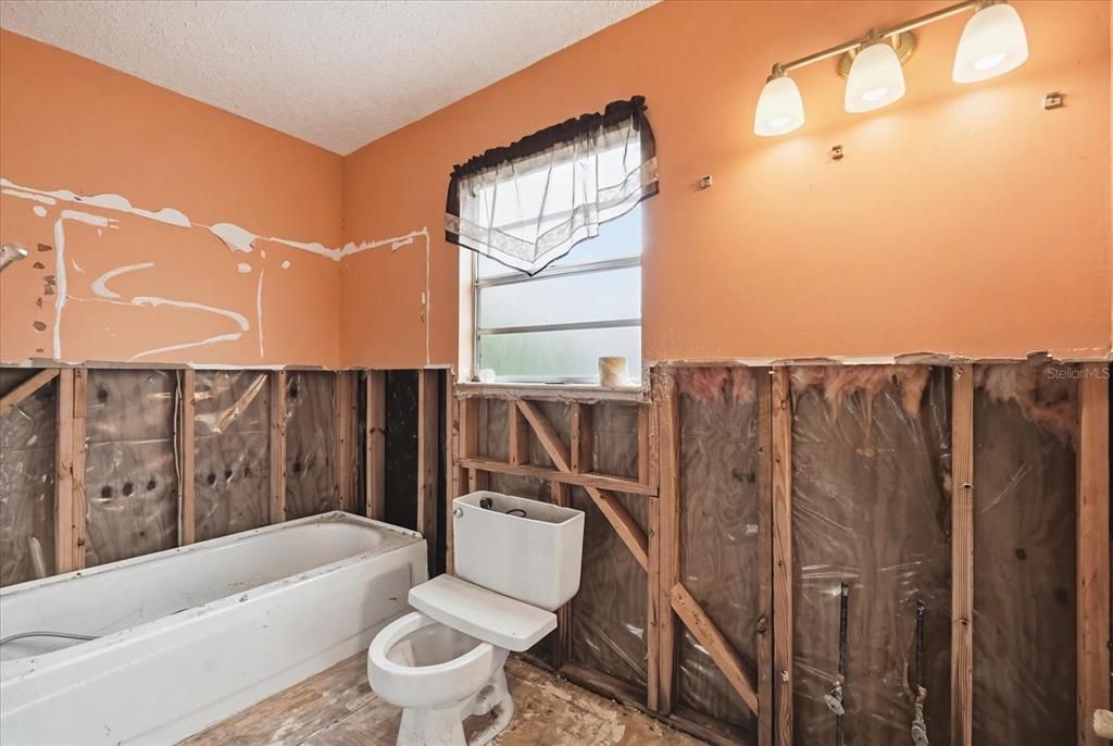 На продажу: $269,900 (2 спален, 1 ванн, 640 Квадратных фут)