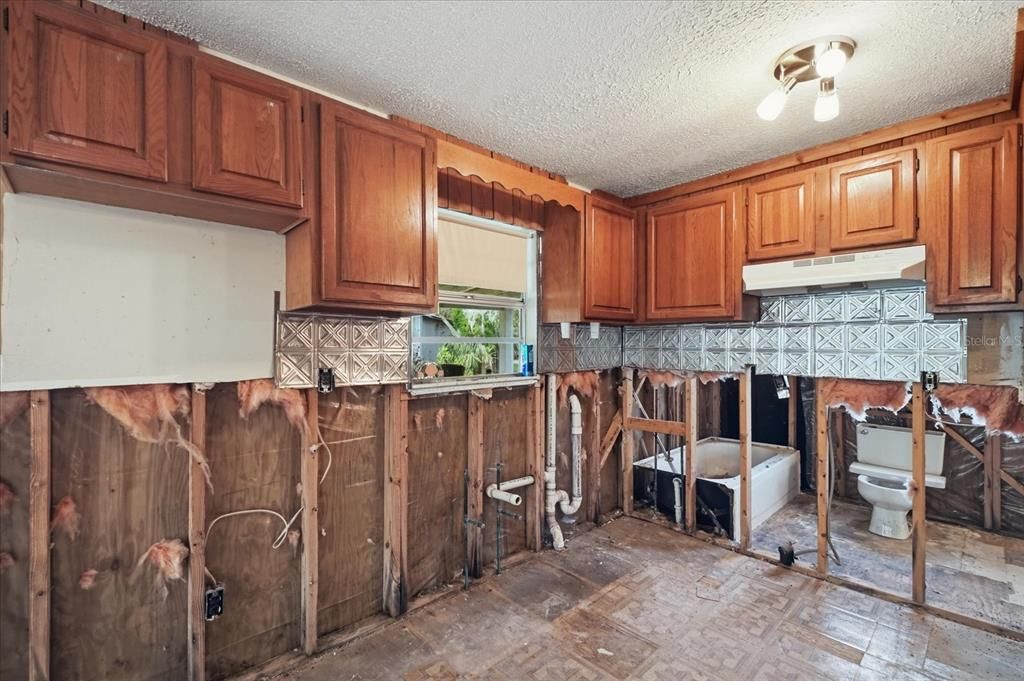 На продажу: $269,900 (2 спален, 1 ванн, 640 Квадратных фут)