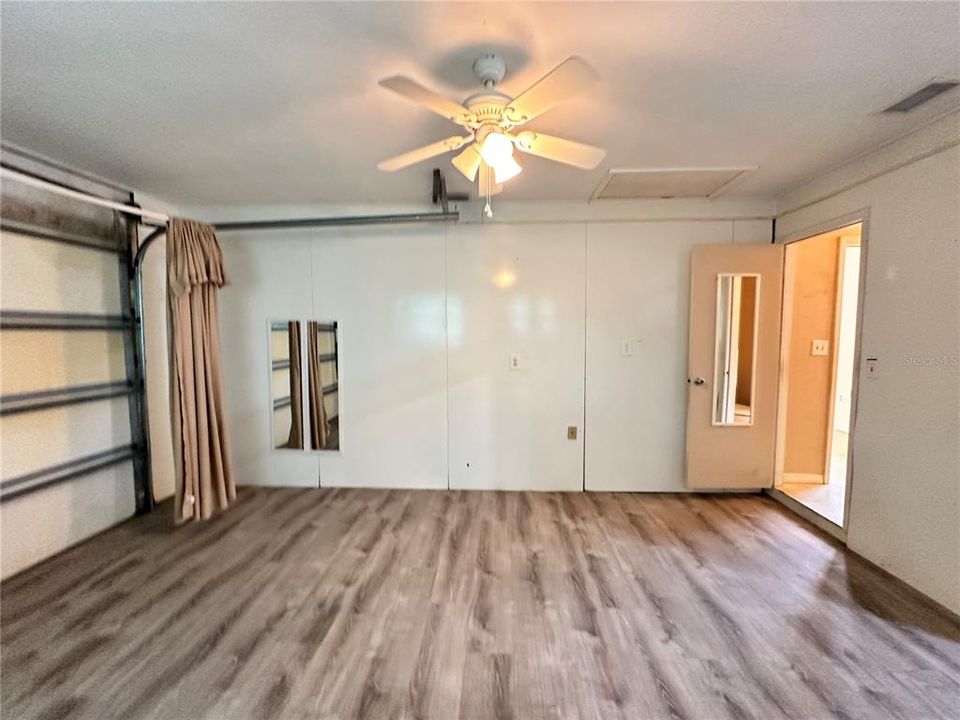 For Sale: $215,000 (3 beds, 2 baths, 988 Square Feet)