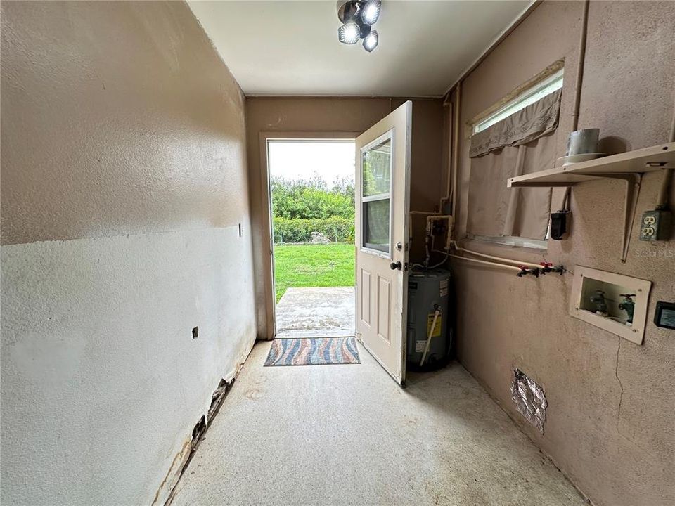 For Sale: $215,000 (3 beds, 2 baths, 988 Square Feet)