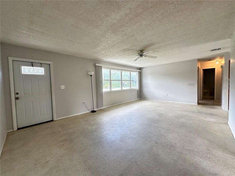 For Sale: $215,000 (3 beds, 2 baths, 988 Square Feet)