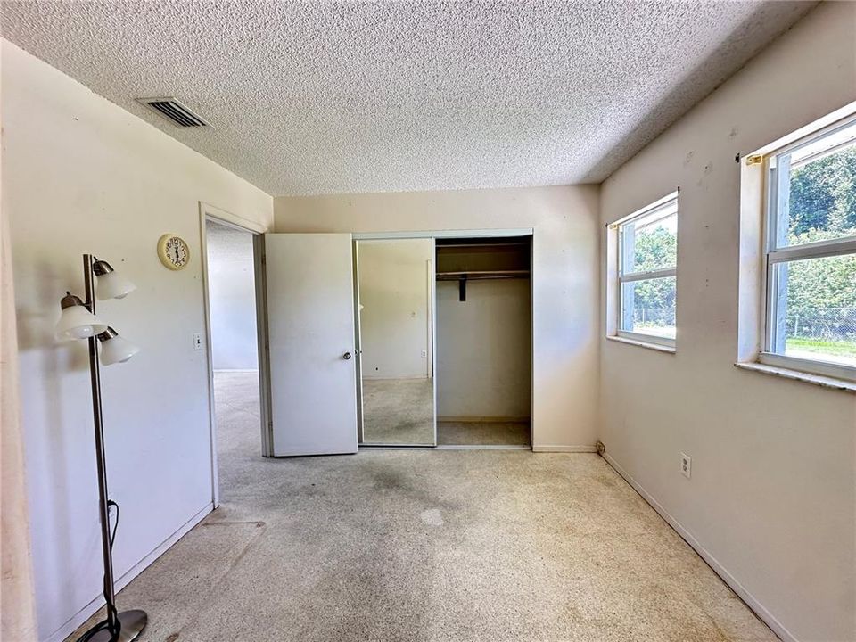 For Sale: $215,000 (3 beds, 2 baths, 988 Square Feet)