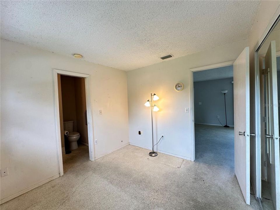 For Sale: $215,000 (3 beds, 2 baths, 988 Square Feet)