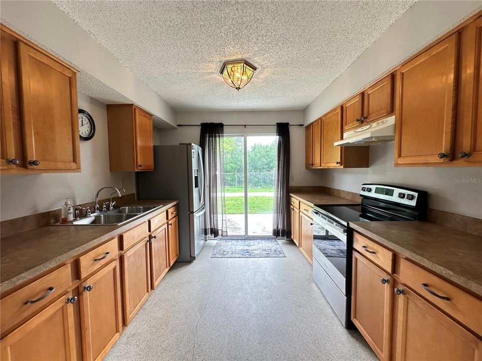 For Sale: $215,000 (3 beds, 2 baths, 988 Square Feet)