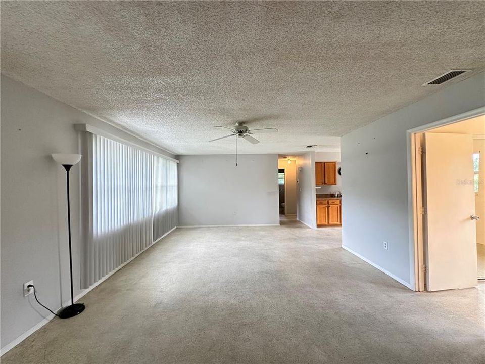 For Sale: $215,000 (3 beds, 2 baths, 988 Square Feet)