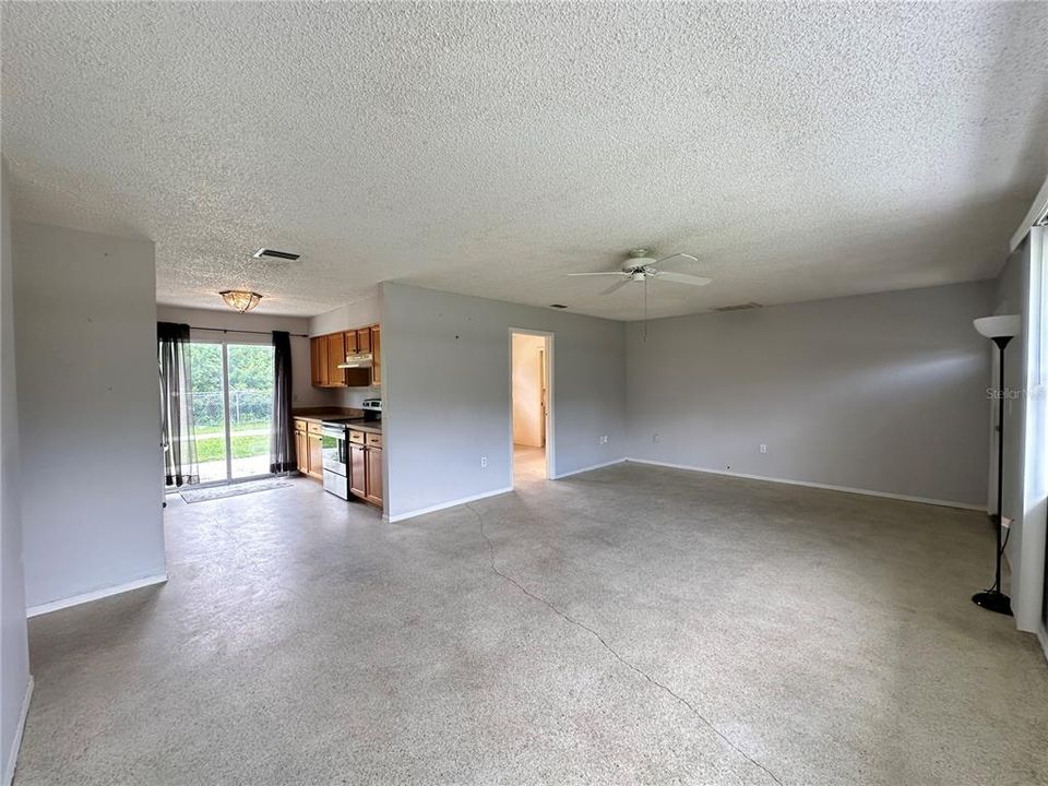 For Sale: $215,000 (3 beds, 2 baths, 988 Square Feet)