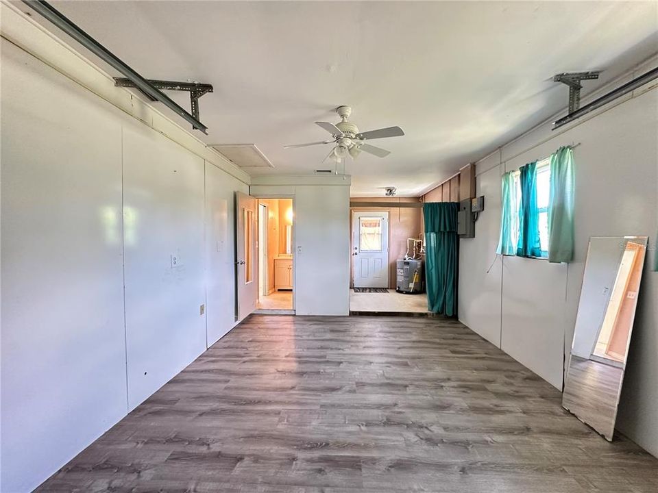 For Sale: $215,000 (3 beds, 2 baths, 988 Square Feet)